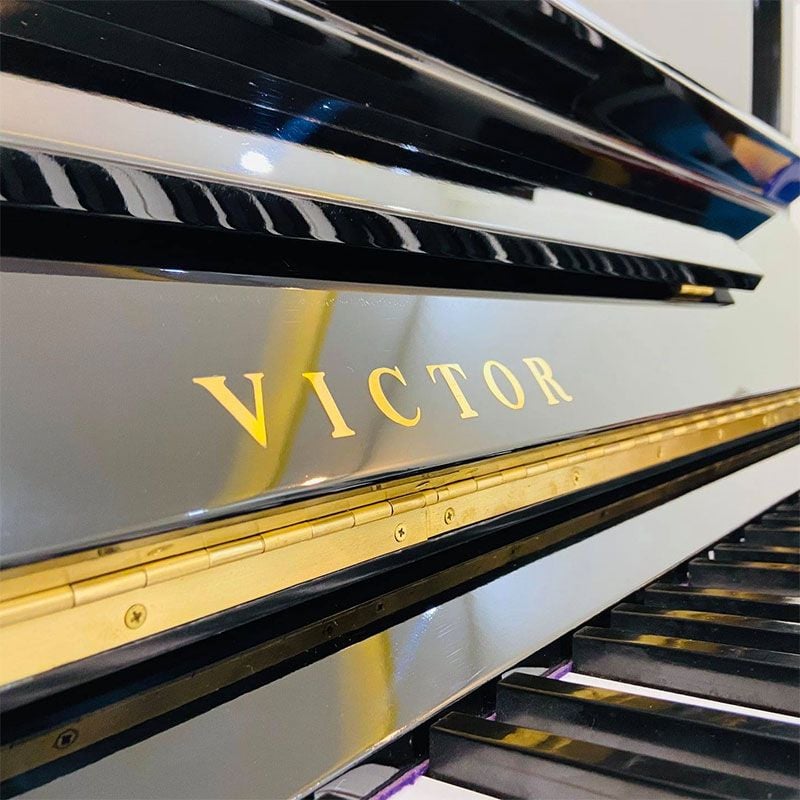 Piano Victor V7