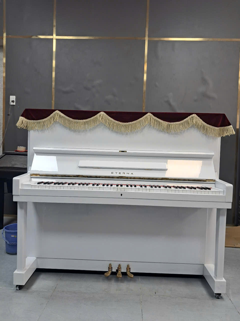 Piano ETERNA-2 Polished White