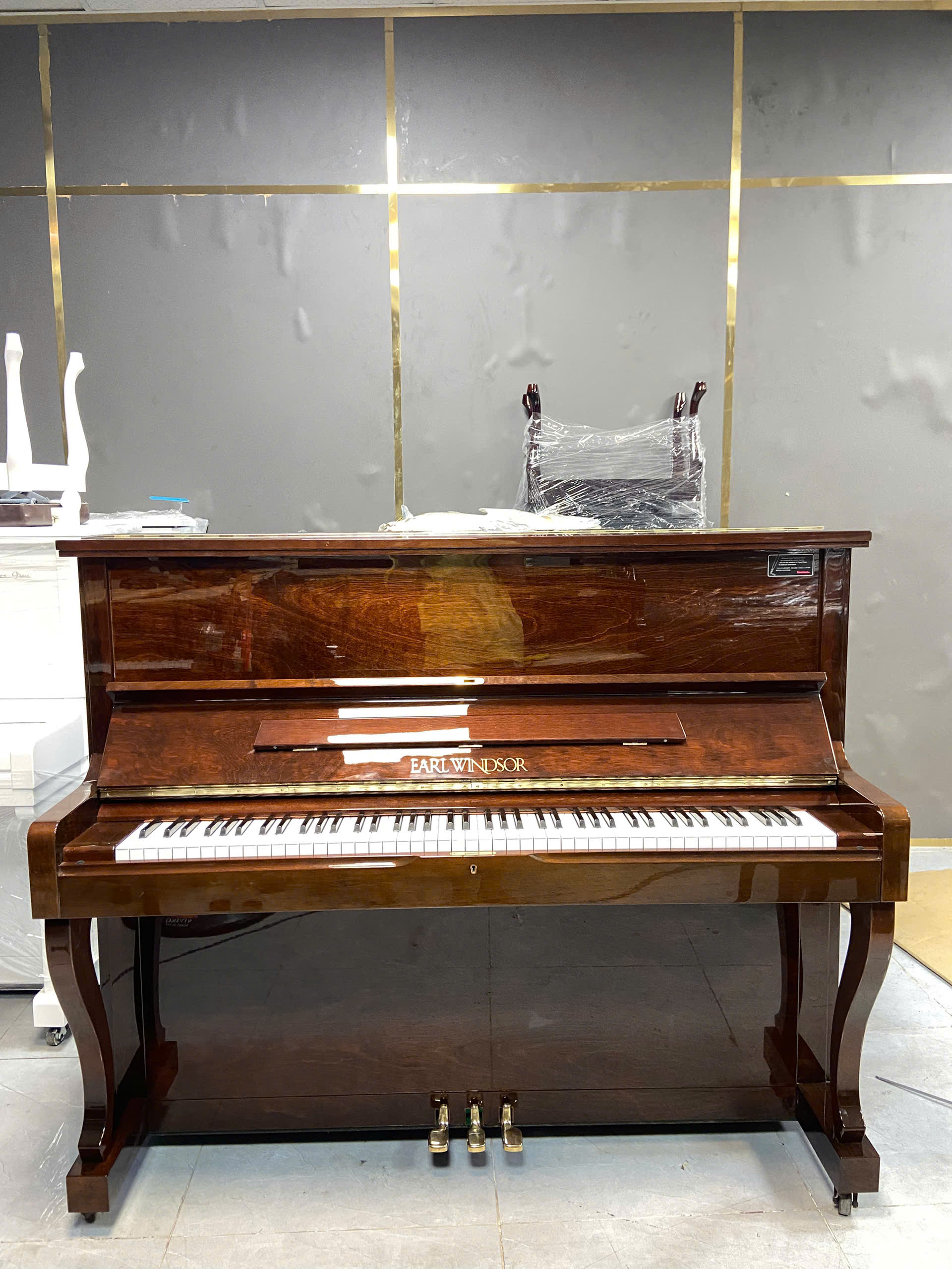 Piano EARL WINDSOR W113 Walnut Polish